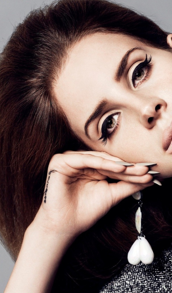 Lana Del Rey позирует для камеры