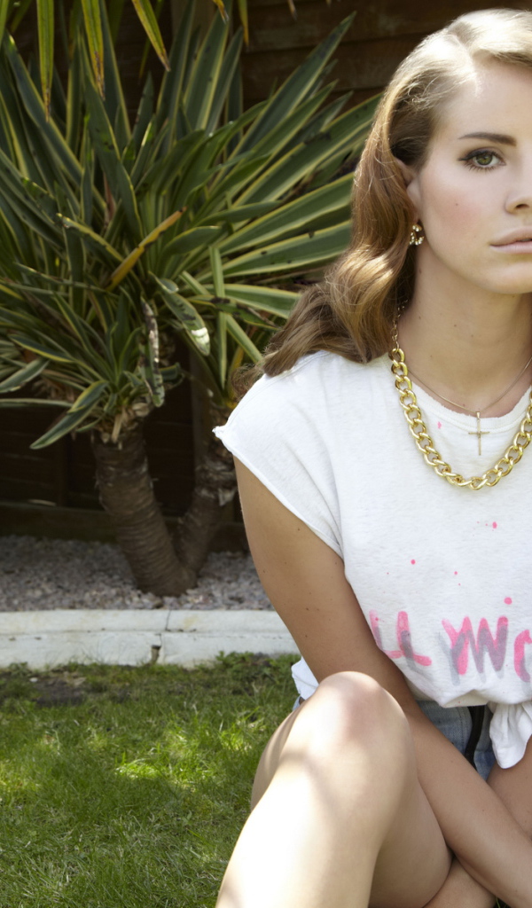 Lana Del Rey сидит на траве