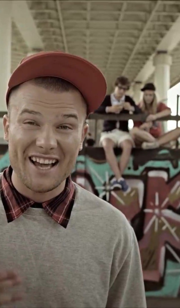 Макс Корж около граффити