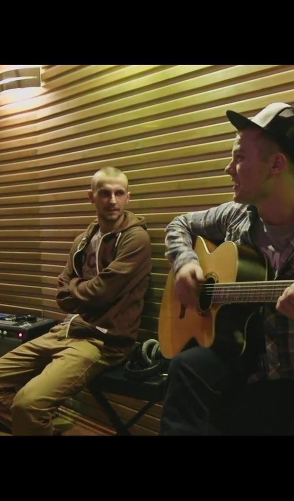 Макс Корж играет на гитаре