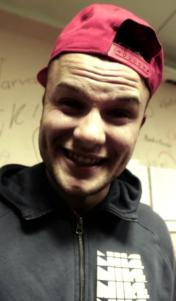 Макс Корж поет песню Небо