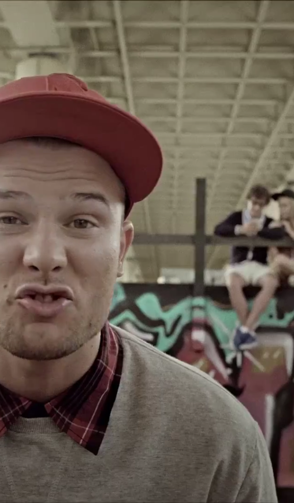 Макс Корж поет песню Где Я