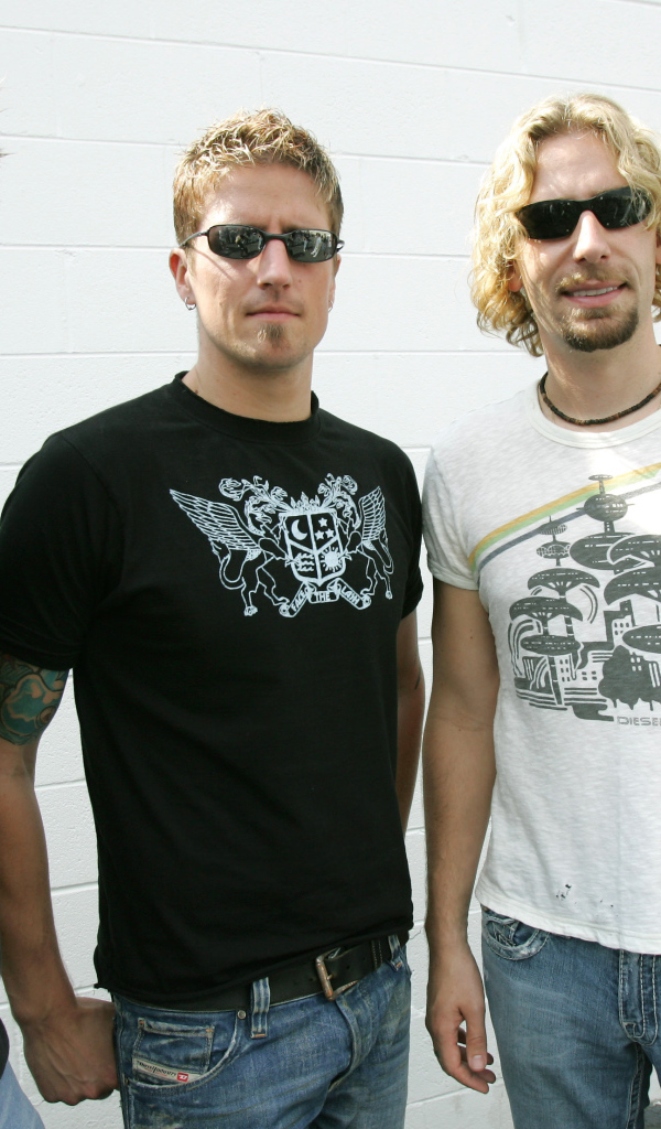 Никелбек в очках