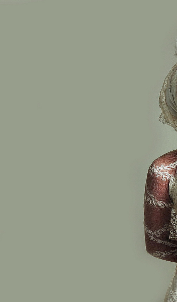 Эпатажная певица Леди Гага на светлом фоне