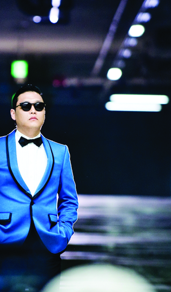 PSY в голубом костюме