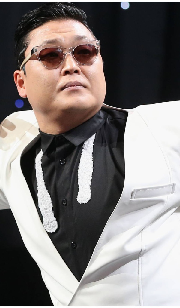 PSY в белом пиджаке