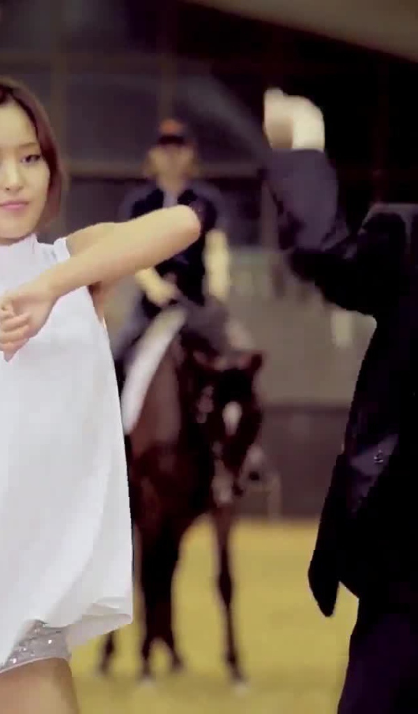 PSY танцует с девушкой