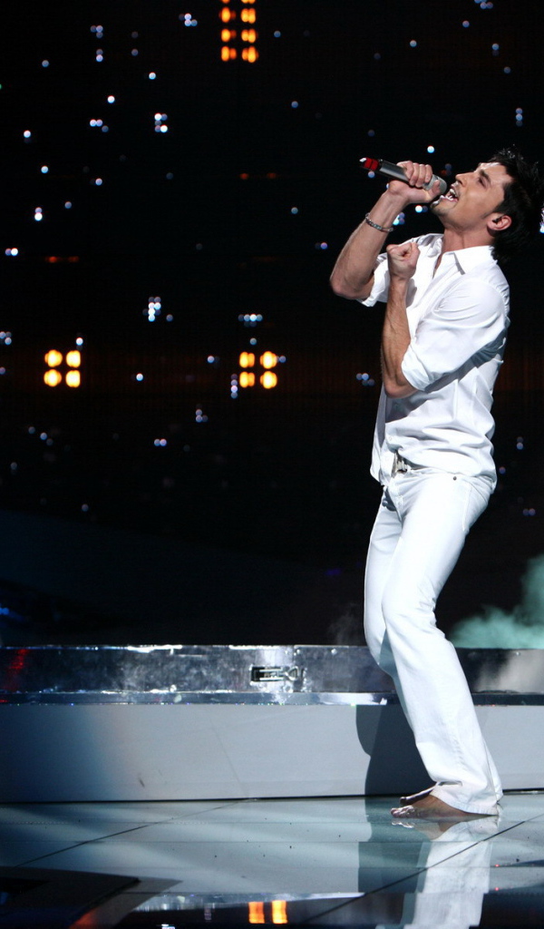 Исполнитель Дима Билан на концерте