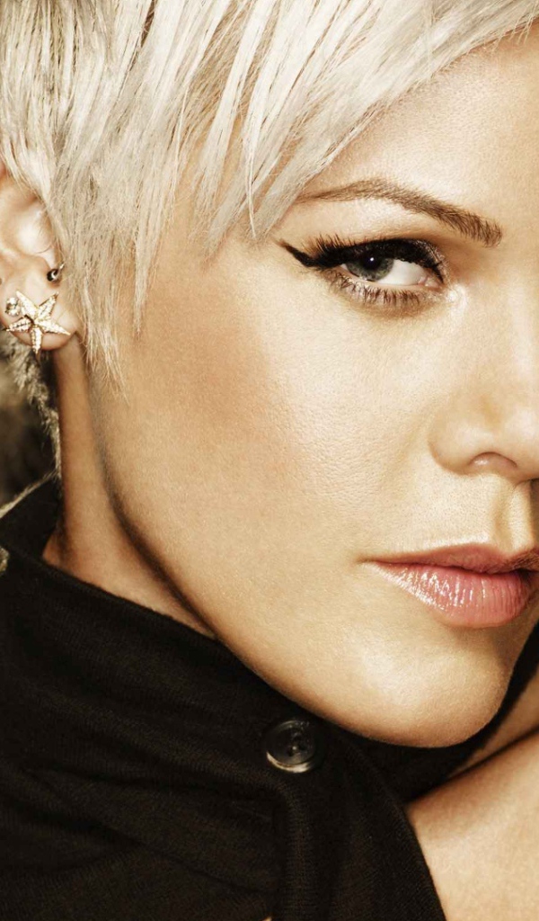 Pink загадачно смотрит