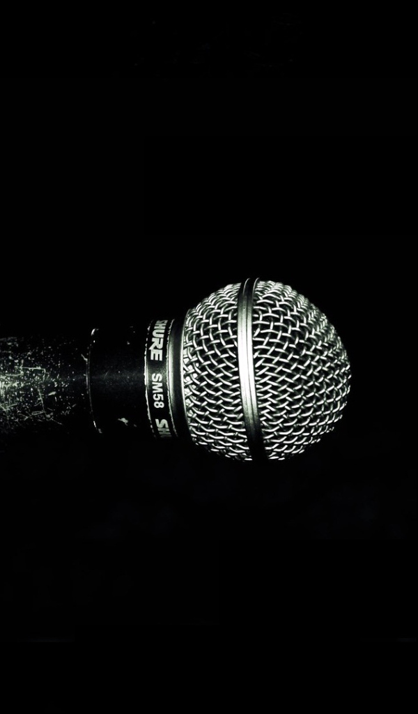 Профессиональный микрофон на черном фоне