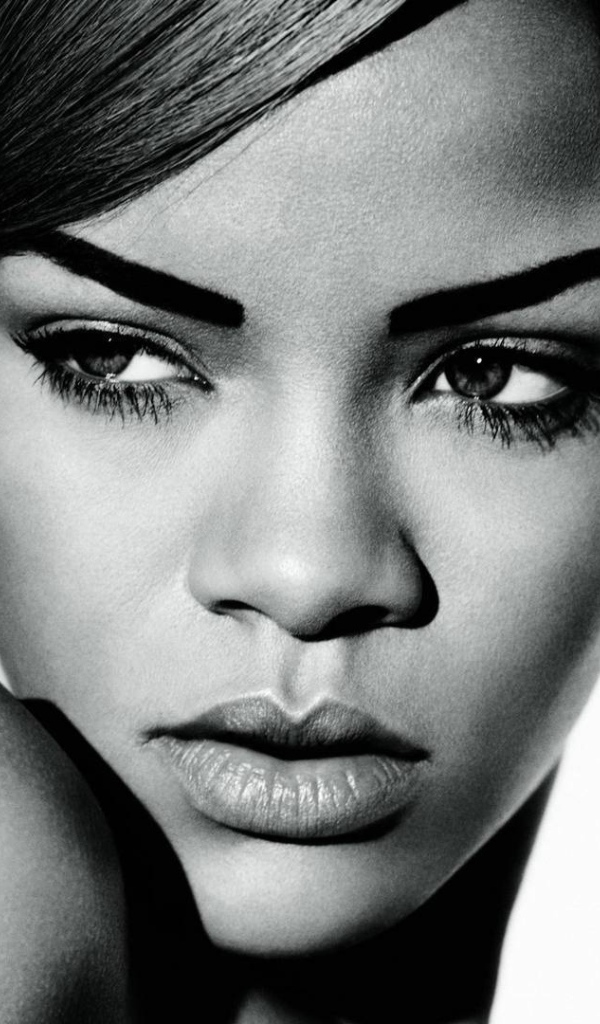 Rihanna сердитый взгляд
