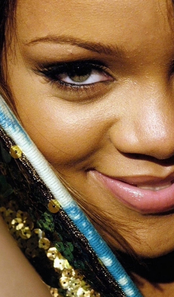 Rihanna привлекательная улыбка