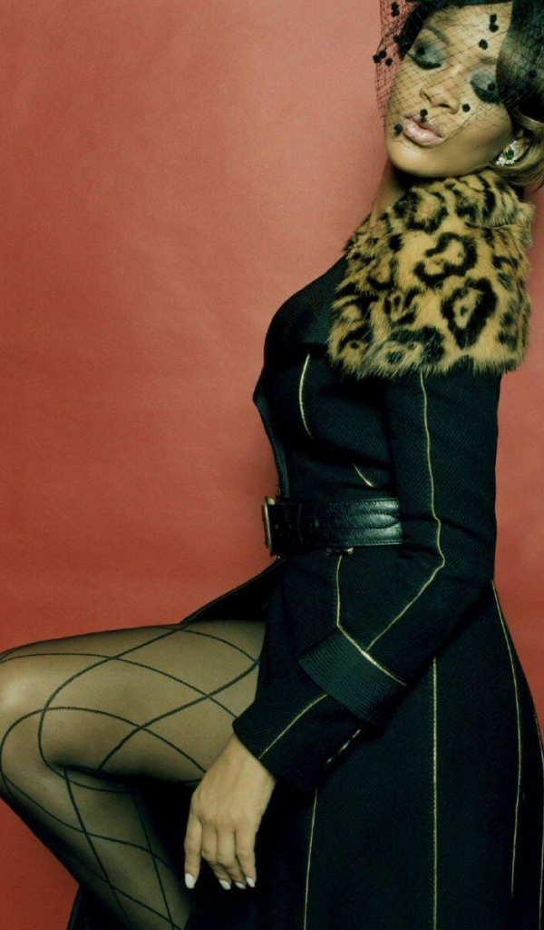 Рианна в черном платье