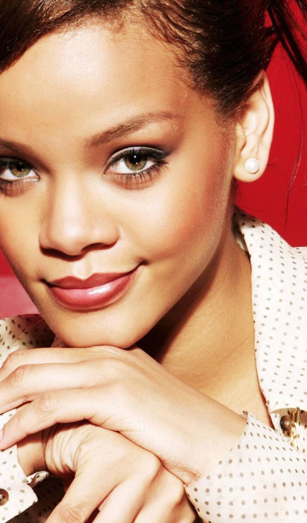 Rihanna в белой рубашке