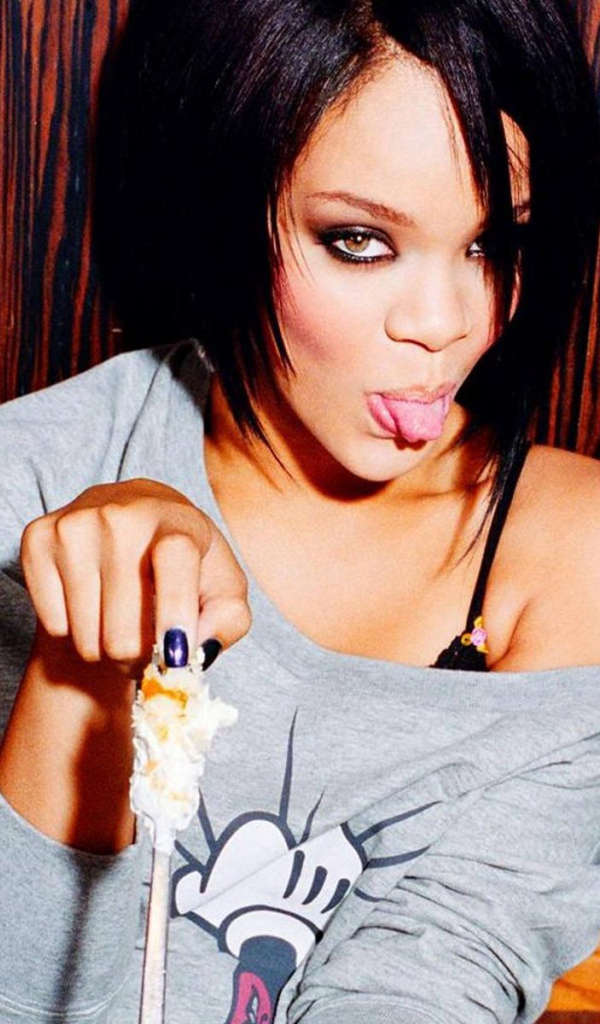 Рианна показывает язык