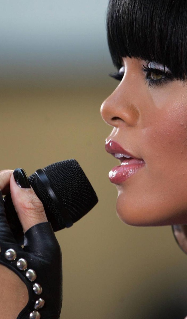  Рианна поет свою последнюю песню