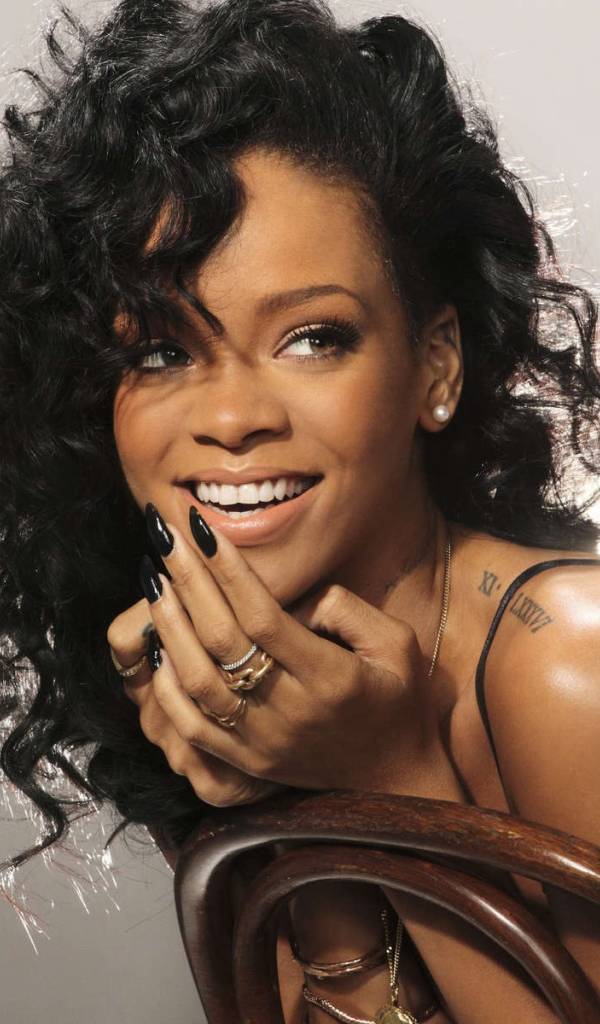  Rihanna смеяться