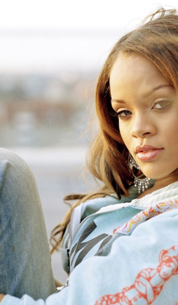 Rihanna на стуле