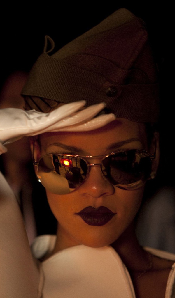 Рианна позирует как солдат