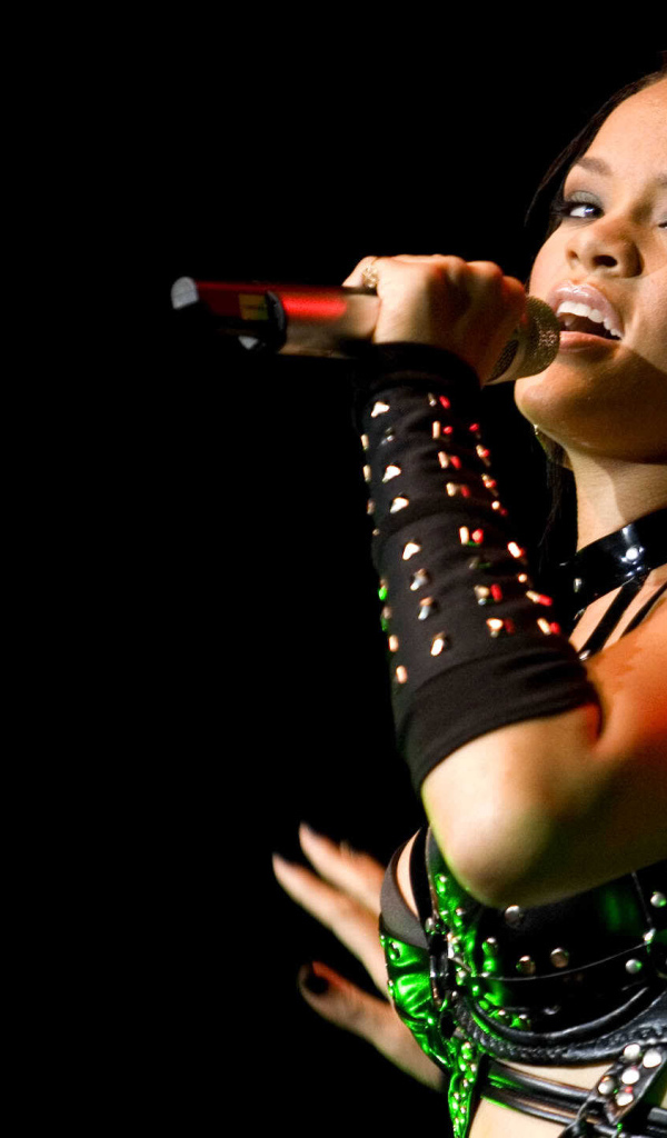 Рианна поет свою новую песню