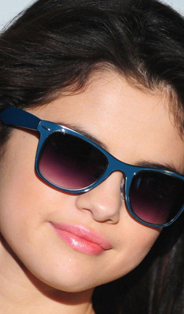 Selena Gomes with glasses