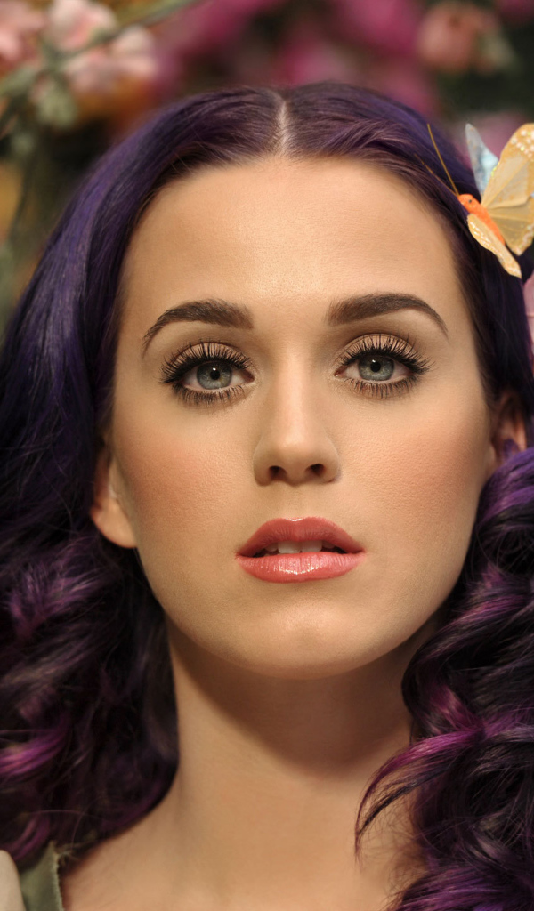 Певица Кэти Перри на фоне цветов