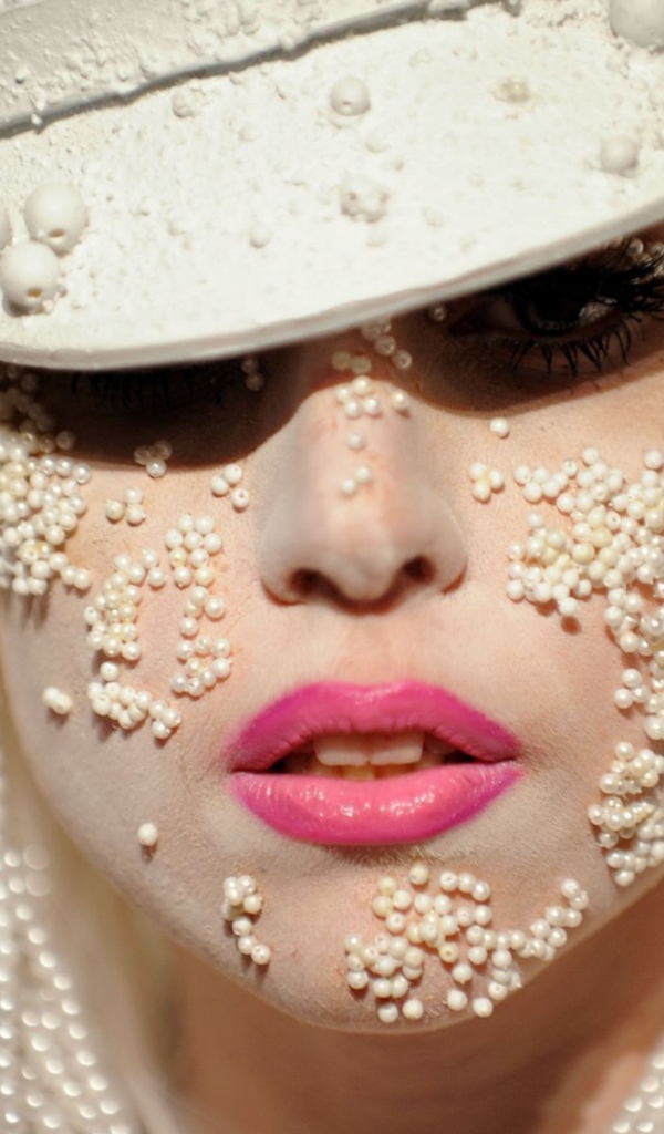 Певица Леди Гага в бусинках