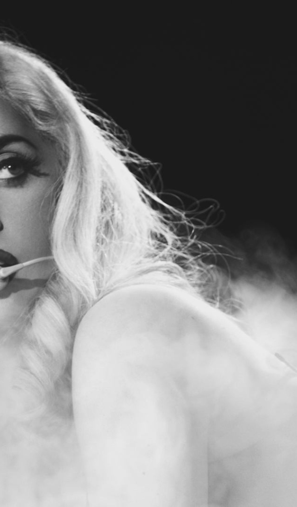 Певица Леди Гага выступает