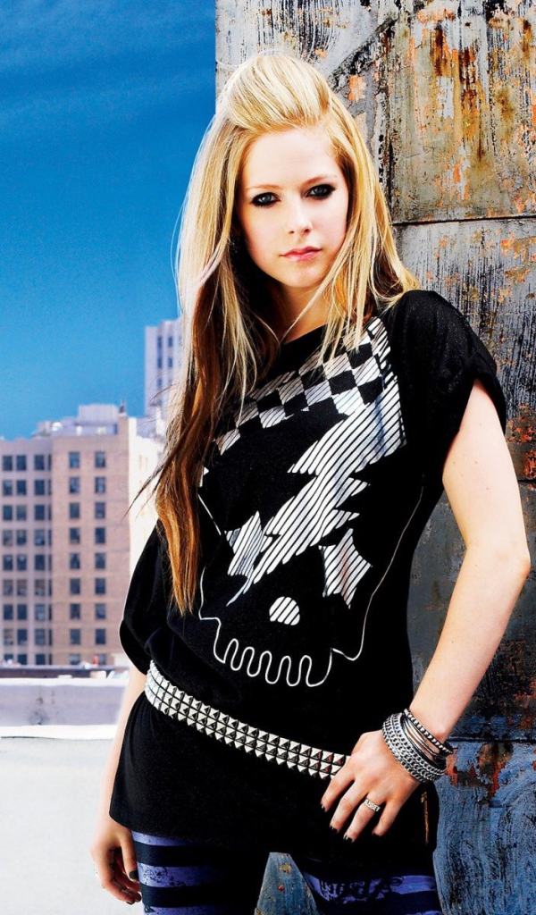 Певица Эврил Лавин в черном