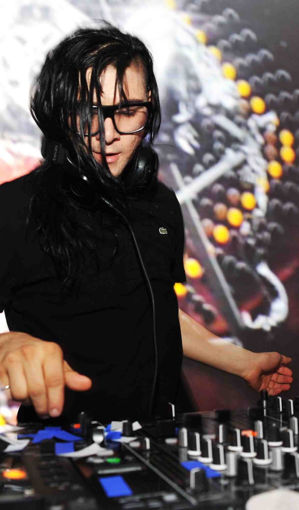 Skrillex играет новые треки