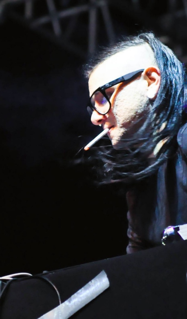 Skrillex курит сигарету во время выступления