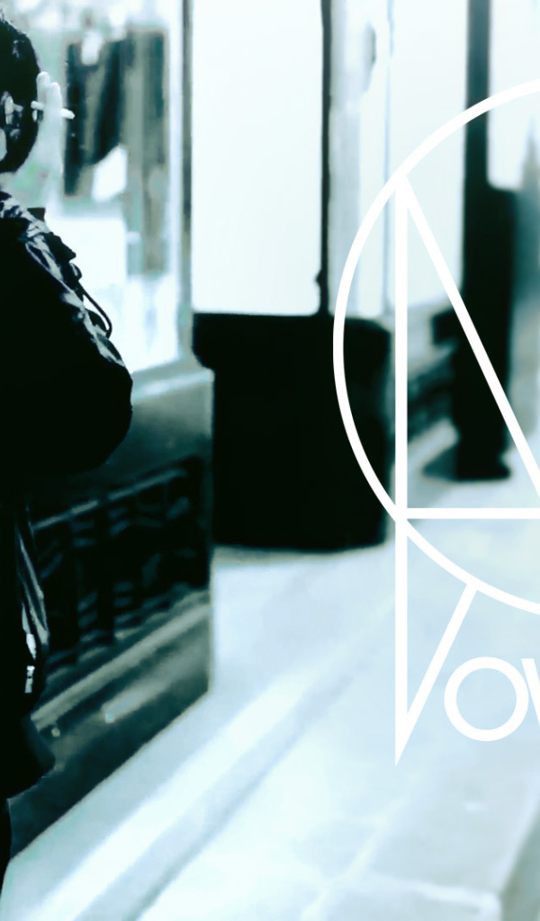 Skrillex идет по улице