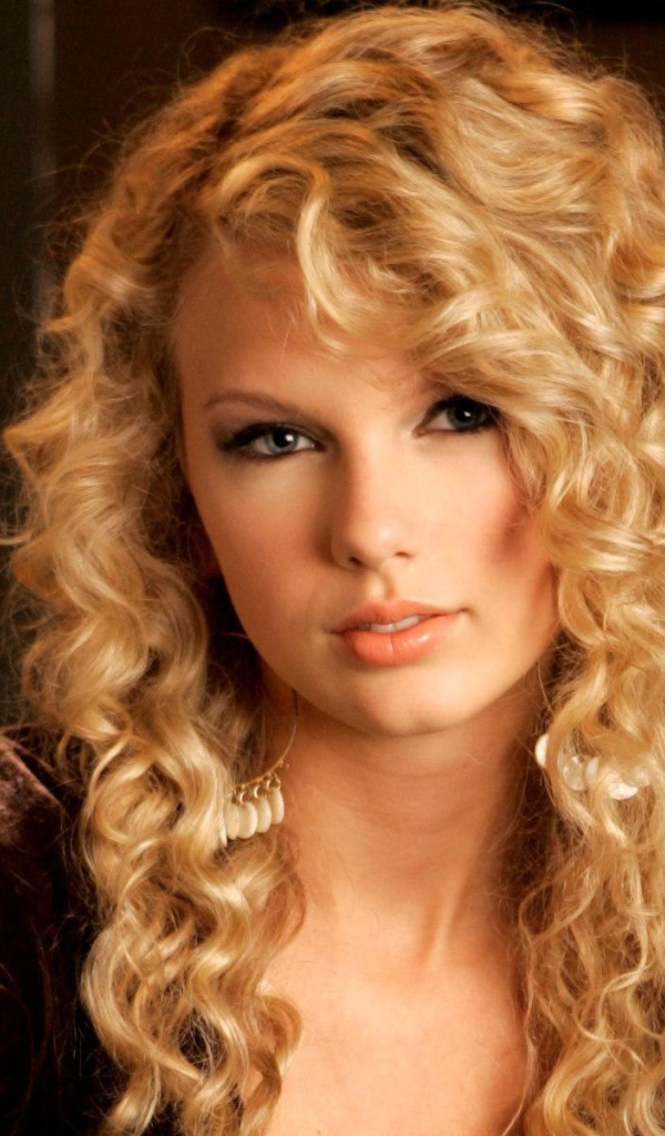 Taylor Swift вьющиеся волосы