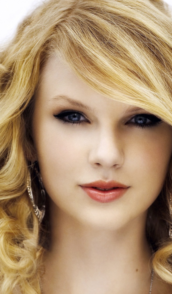 Taylor Swift милой улыбкой