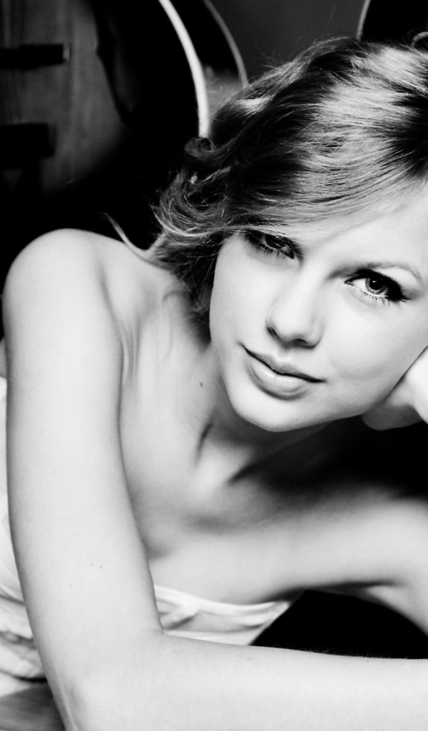 Taylor Swift в черно-белом