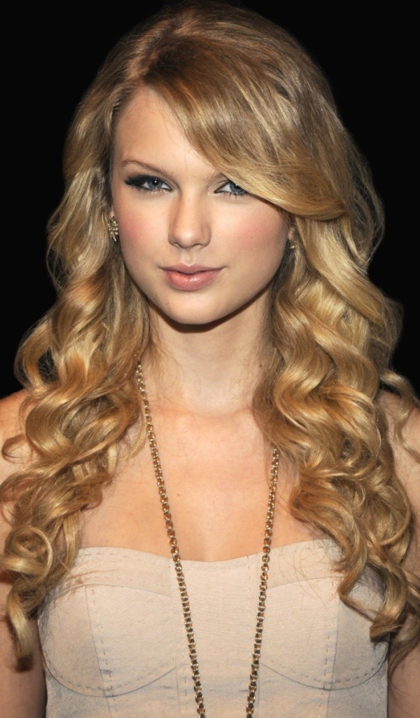 Taylor Swift в черном фоне