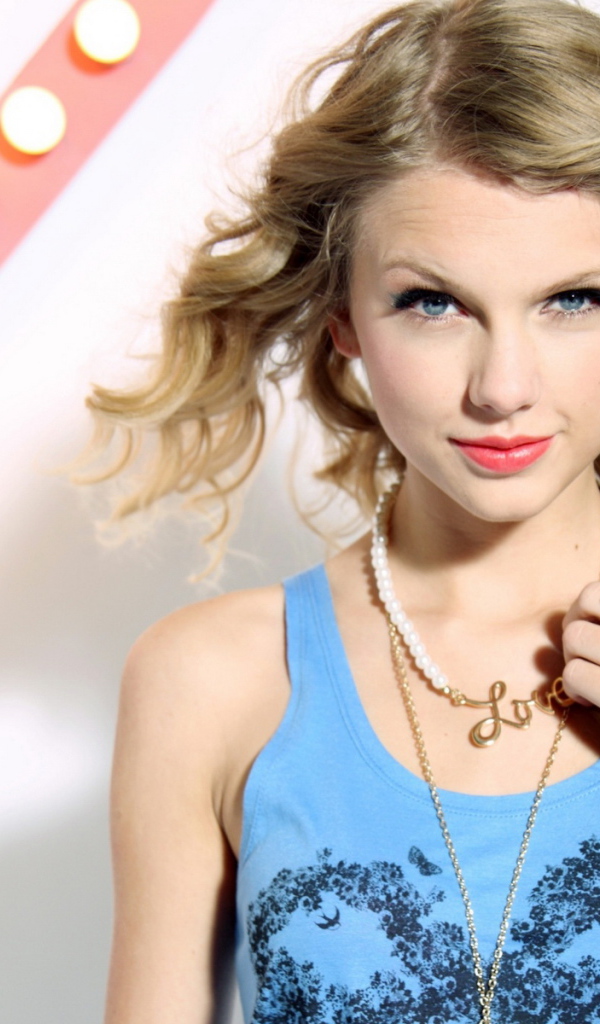 Taylor Swift в голубом платье