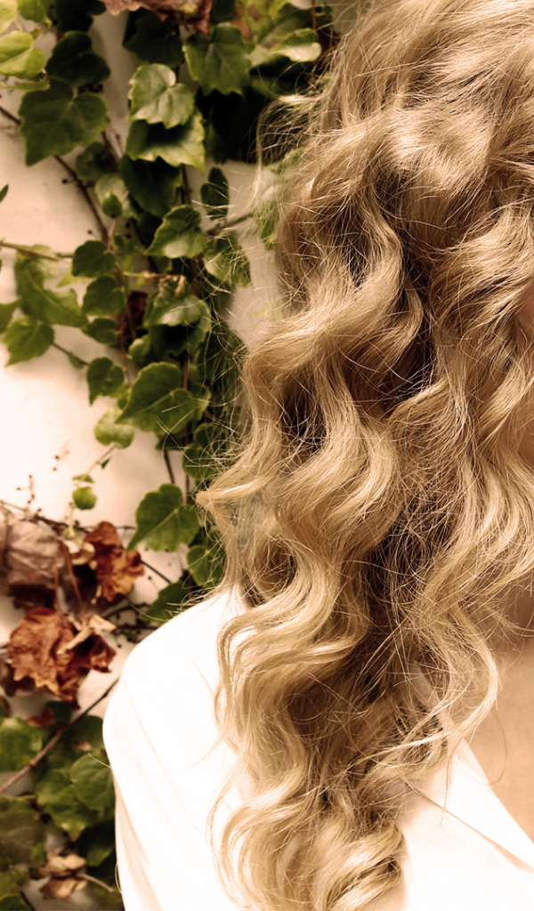 Taylor Swift в саду