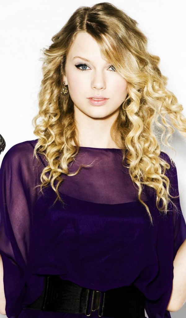 Taylor Swift в фиолетовом платье