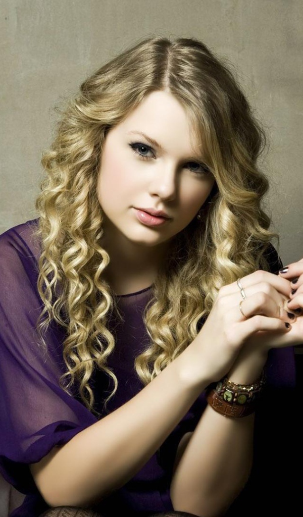 Taylor Swift в фиолетовой рубашке