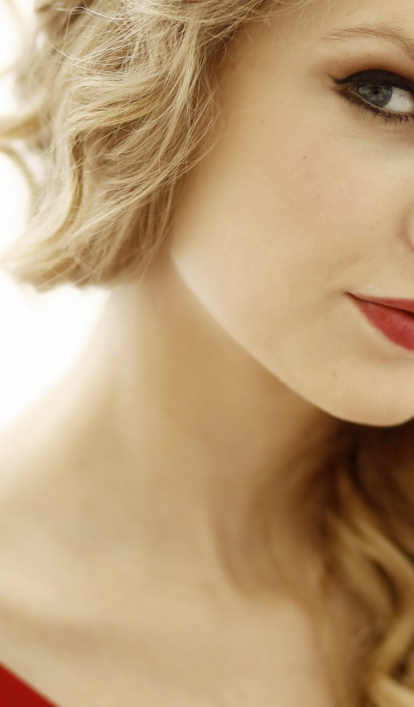 Taylor Swift в красном платье