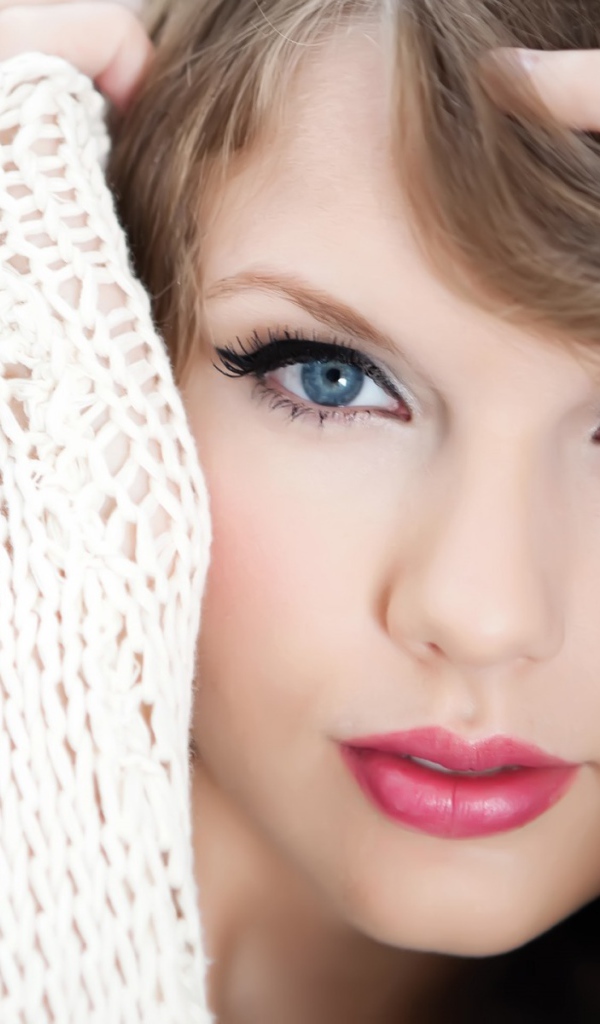 Taylor Swift в свитере
