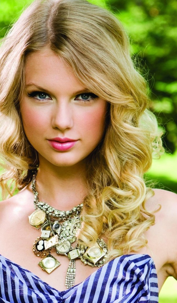 Taylor Swift в парке летом