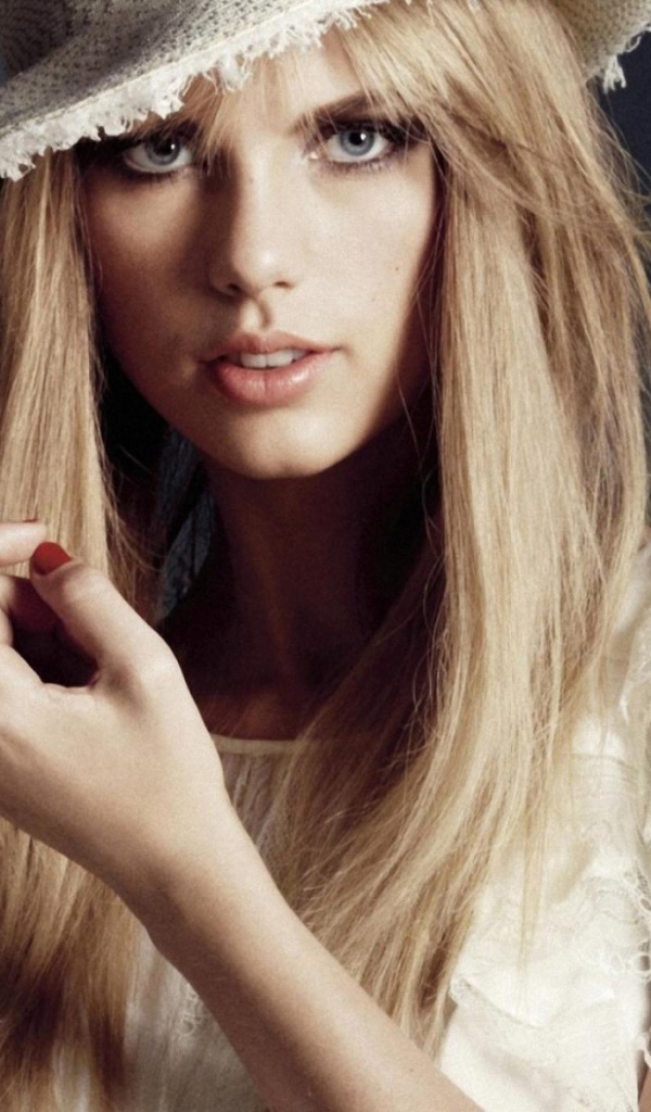 Taylor Swift в белой шляпе