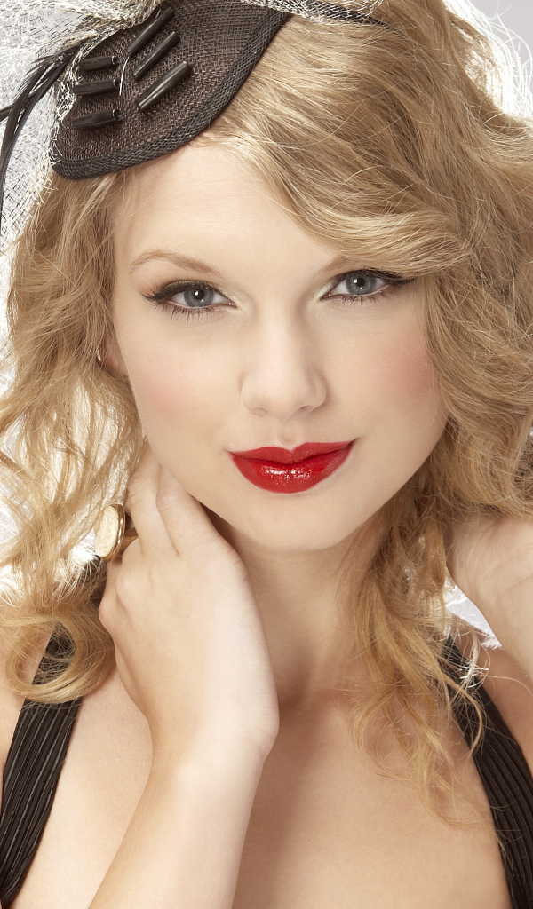 Taylor Swift is в маленькой черной шляпе