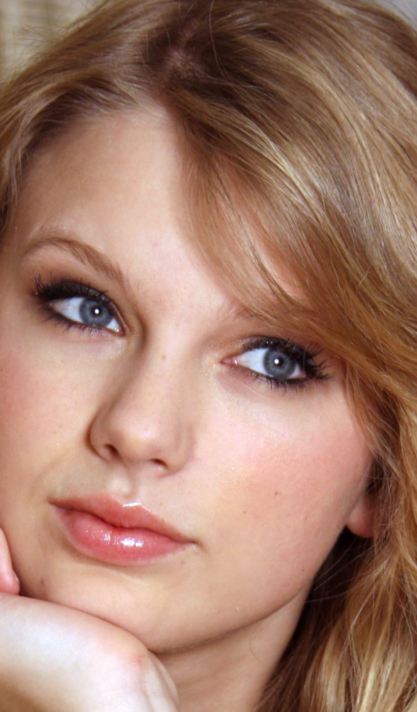 Taylor Swift думает