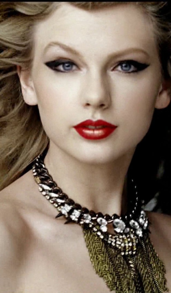 Taylor Swift выглядит как Клеопатра