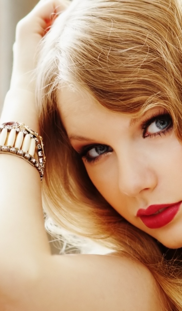 Taylor Swift красные губы