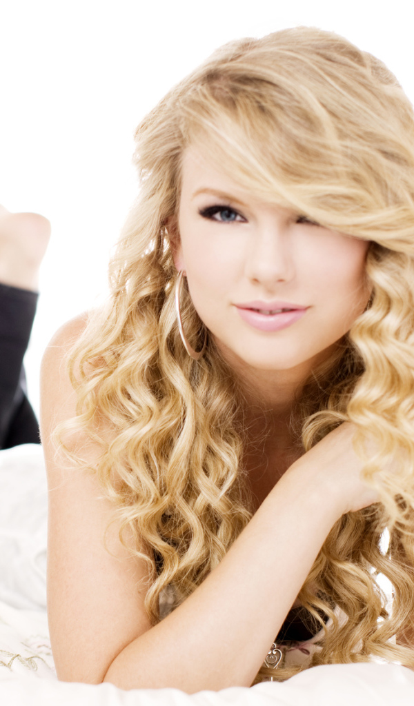 Taylor Swift улыбается