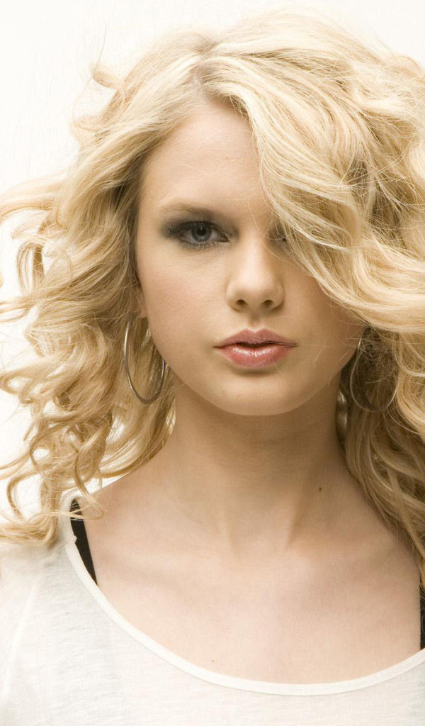 Taylor Swift под действием ветра